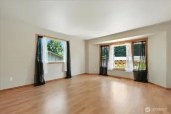 Large Living Room w/Bayed Window