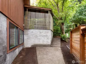 Even the side of the side of the house screams mid century.