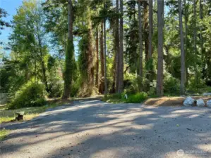 30' wide easement driveway over neighbor's parcel leads to lot.