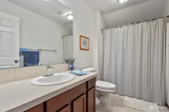 UPSTAIRS-full bathroom