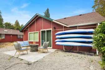 The Cottage Firepit and Kayaks