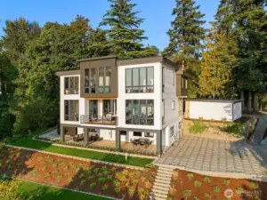 Walls of glass – Expansive windows and tiered outdoor living spaces blur the line between indoors and out.