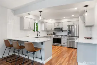 Kitchen & Eating Bar