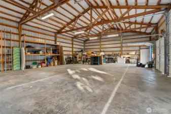 Large shop, concrete floors w/power