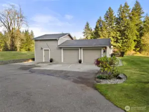 Detached garage w/game room, 2 bonus rooms and loft