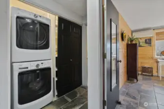 Washer/dryer included