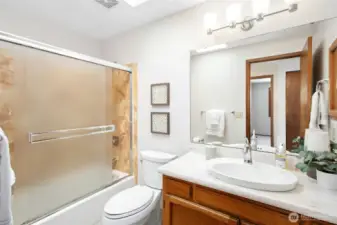 Full hallway bathroom conveniently located on the main level