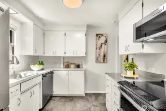 See the pass-through to the dining room behind the 3 jars on the kitchen counter.