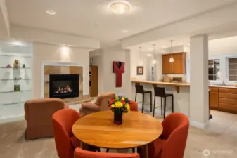 Double sided fireplace, cozy in all rooms.