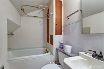 Apartment Full bath