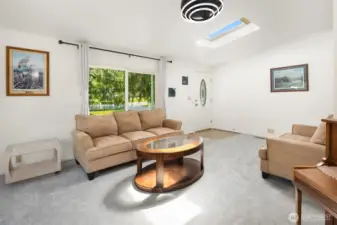 Living Room w Vaulted Ceilings -