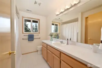 Hall full bath with linen closet behind door