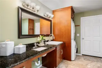 Main floor 3/4 bathroom