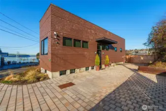 Driveway and view of the entrance. 5-6 vehicles will fit in this space.