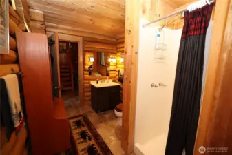 Well-sized bathroom with practical layout, ready to be refreshed to suit the next owner’s vision