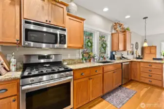 With this gas stove and convenient microwave, you'll be the master chef of your kitchen - even your box pizzas will taste better!