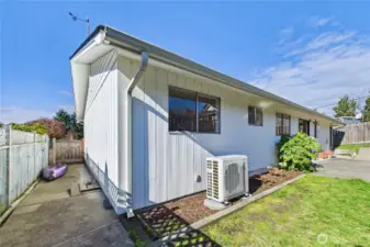 Heatpump mini split provides AC