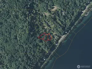 Overhead view with approximate boundaries of subject property and neighboring lots in red.