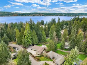 Situated close to amenities, a great commuter locale, and just up from the Sammamish lake trail; biking/running/walking.