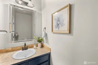 Main level guest 1/2 bathroom