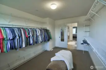 This closet is any women's dream!!