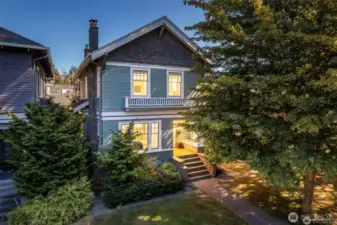 This charming craftsman has great street  appeal, and is in a beautiful setting on the  historic Boulevard- the "Crown of Queen  Anne". This location is so conveneint- mere  blocks from Coe Elementary, Macrina,  Malena's and Ken's Market.