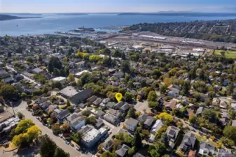 That's Elliott Bay and Puget Sound in the  upper part of the photo- so close to  everything! An easy stroll to the "Crown of  Queen Anne" view points.