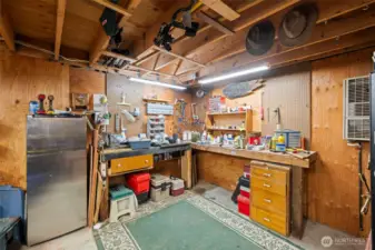 Large workshop for carpenters or anyone who loves to tinker.