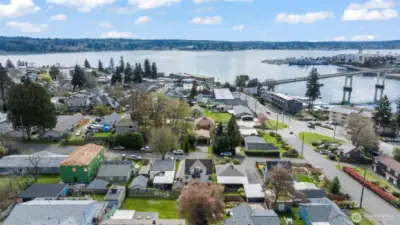 Close to Bremerton Bridge and downtown Seattle ferry access or quick commute to PSNS