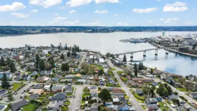 Close to Bremerton Bridge and downtown Seattle ferry access or quick commute to PSNS