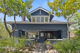 Craftsman beauty with 2 units below