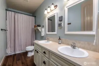 Full bathroom in the second floor