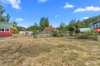 Garden, shed, detached garage, pavilion on back patio