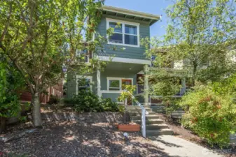 Welcome to this charming townhome in Columbia City.