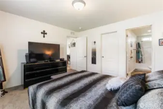 Has walkin closet