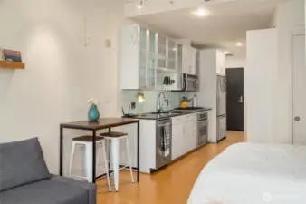 The Cristalla building has no rental cap, and only a 30-day minimum rental period, making this fully furnished an easy option for investors