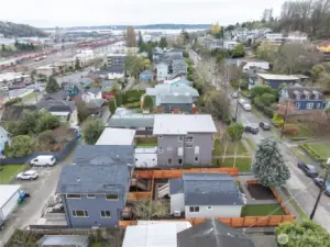 Easy access to downtown Seattle 15min drive, or 30 min bus.