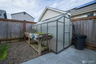Perfectly sized greenhouse to flex your green thumb in this sunny yard - grow starts, overwinter and re-pot plants.