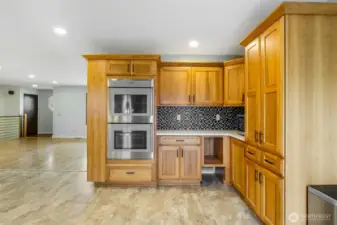 Thermador ovens & ample storage