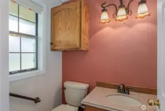 1/2 bath / powder riim off of kitchen
