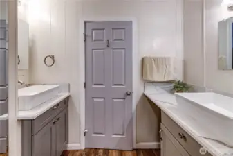 Dual sinks in the primary bath.