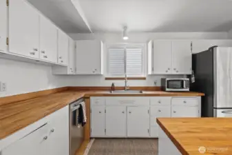 SS appliances throughout kitchen