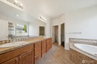 Primary 5-piece ensuite bathroom