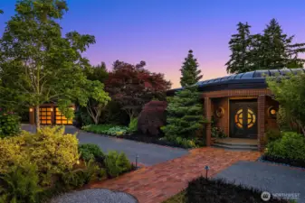 Circular drive with 2 automatic gates