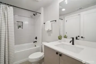 Main Level en suite bathroom.