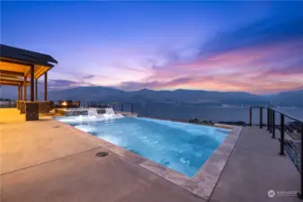 Spend your evenings in the infinity pool with views in every direction