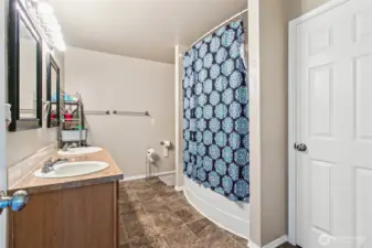 Main Bedroom 5 Piece Bathroom