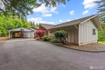 Plenty of room for guests and turning around.  Stick built home w/newer roof..