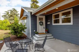 Welcome!  In this neighborhood, people gather on the front porch...or patio, in this case.  Just a couple of blocks from Hillcrest Park, and an easy walk or drive Downtown or to I-5.  Ideal location is close to all services, including medical, schools, dining, shopping, the new library, train station and transit.