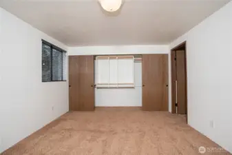 Primary suite closet
